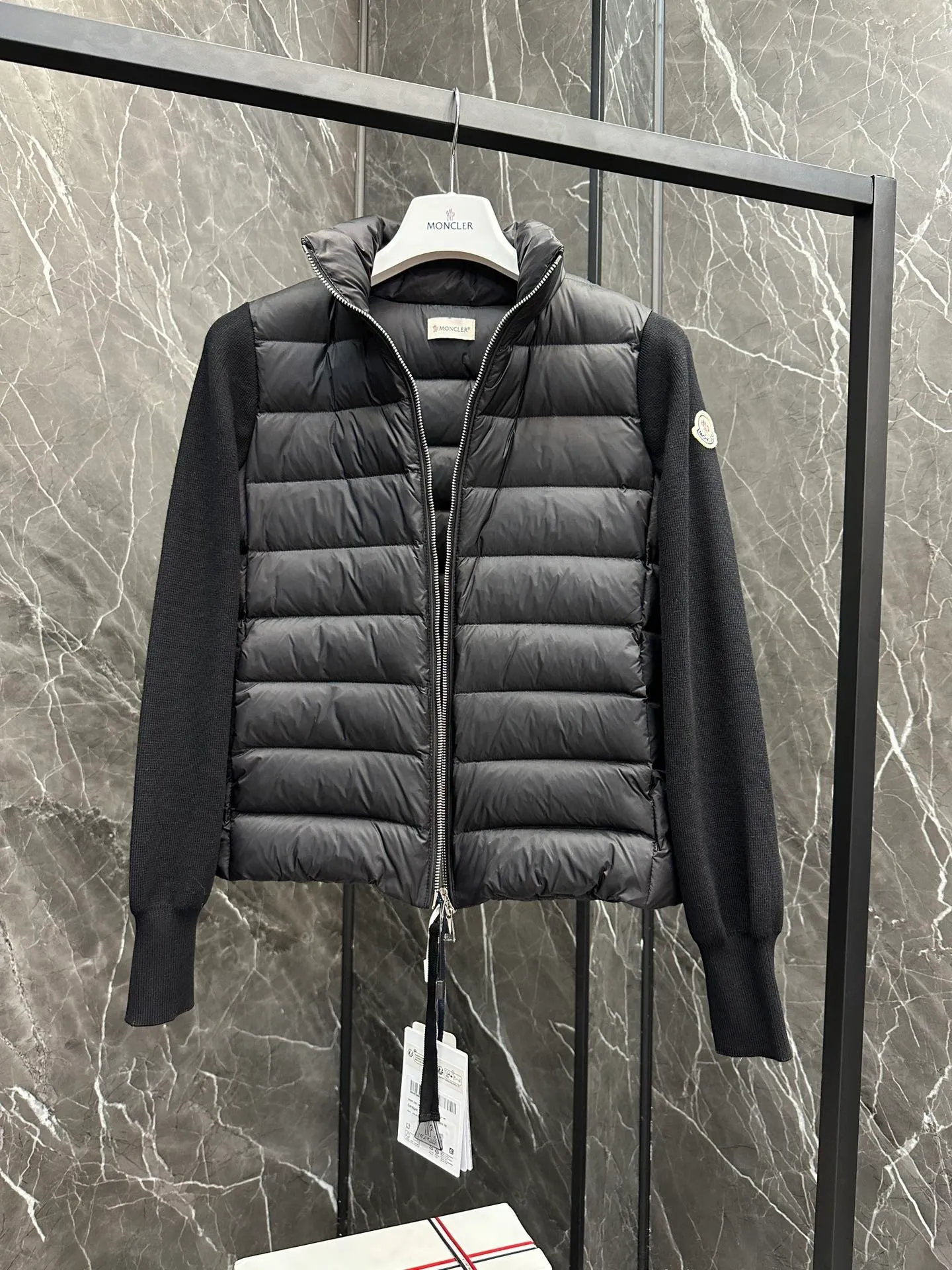 Moncler｜ ｜ ：White、Black、 Size：S、M、L、 !!! 。 ， ， !!! ， ， ！ ， ， ！ ， !!! ， 。 ， ， ， !